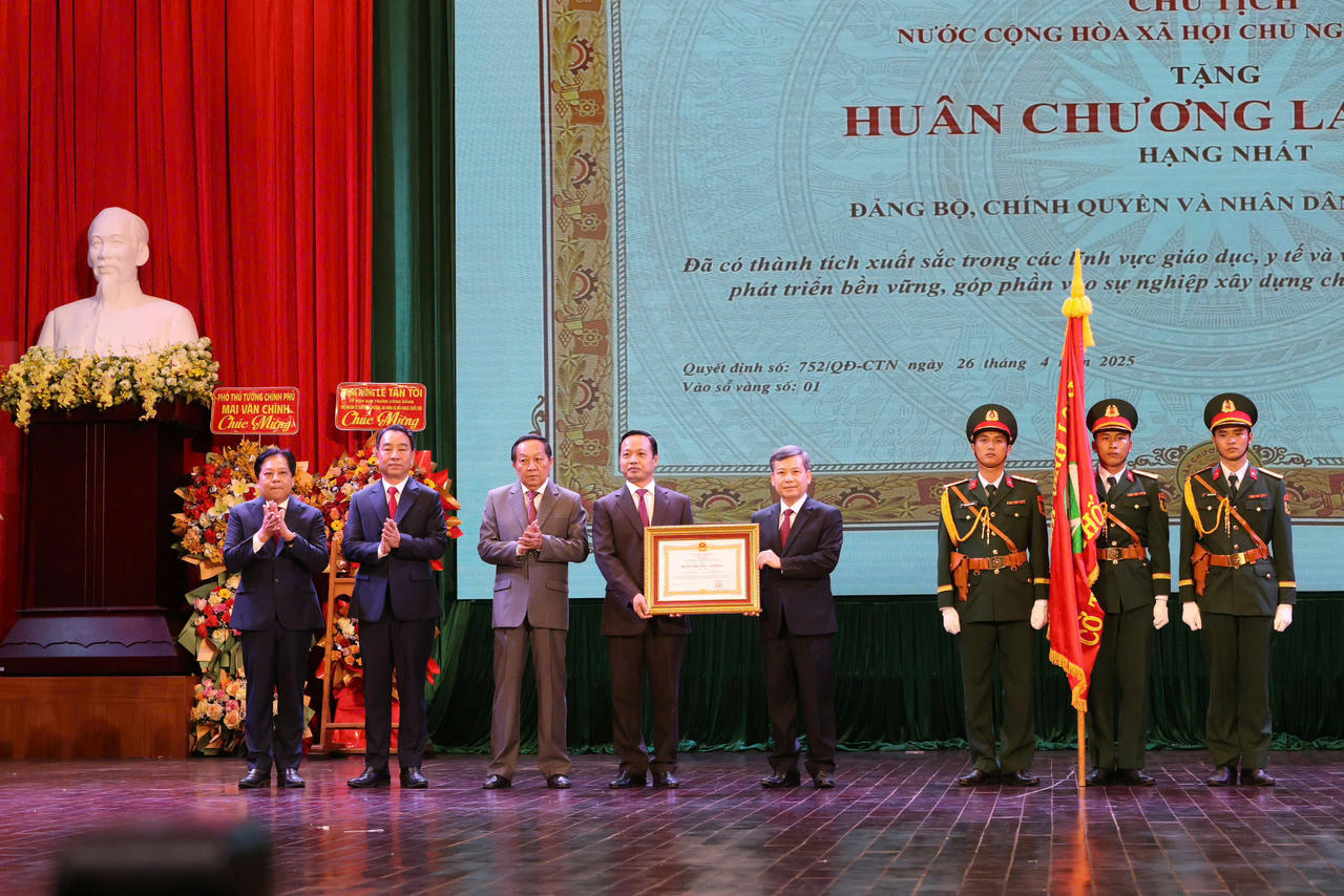 Vĩnh Long vinh dự đón nhận Huân chương Lao động hạng Nhất 