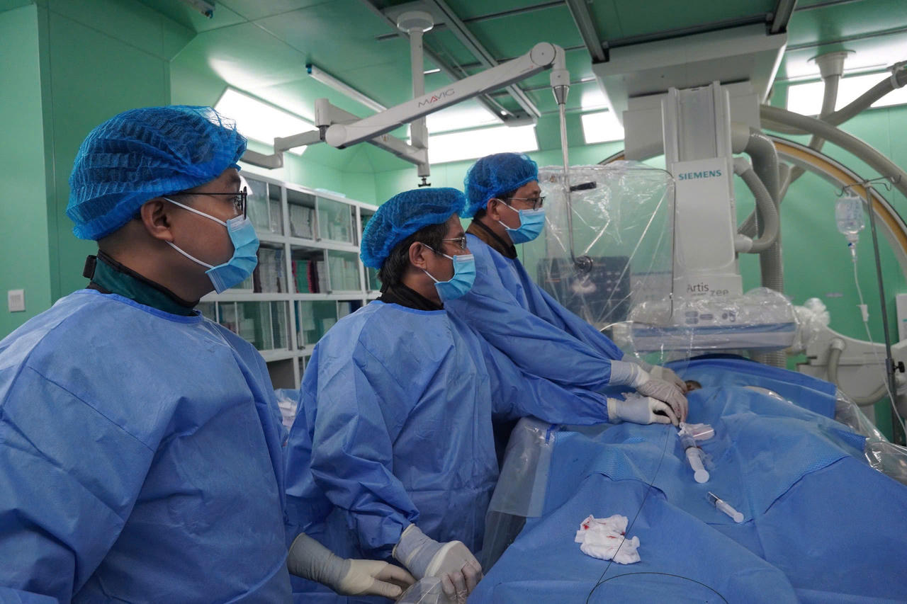 Bệnh nhân nghèo vỡ phình xoang Valsalva hiếm gặp được cứu sống với chi phí 0 đồng