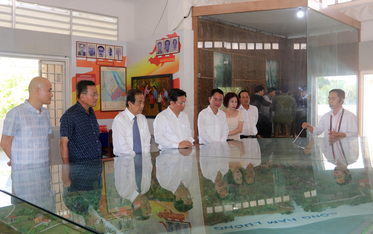 Báo Pháp luật Việt Nam tổ chức chương trình 'Trao một cuốn sách - Tặng một tương lai' ở quê hương Đồng Khởi