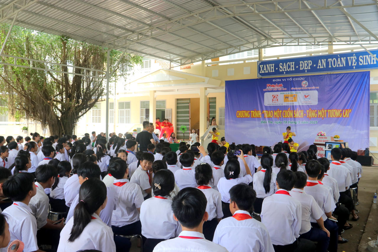 Báo Pháp luật Việt Nam tổ chức chương trình 'Trao một cuốn sách - Tặng một tương lai' ở quê hương Đồng Khởi