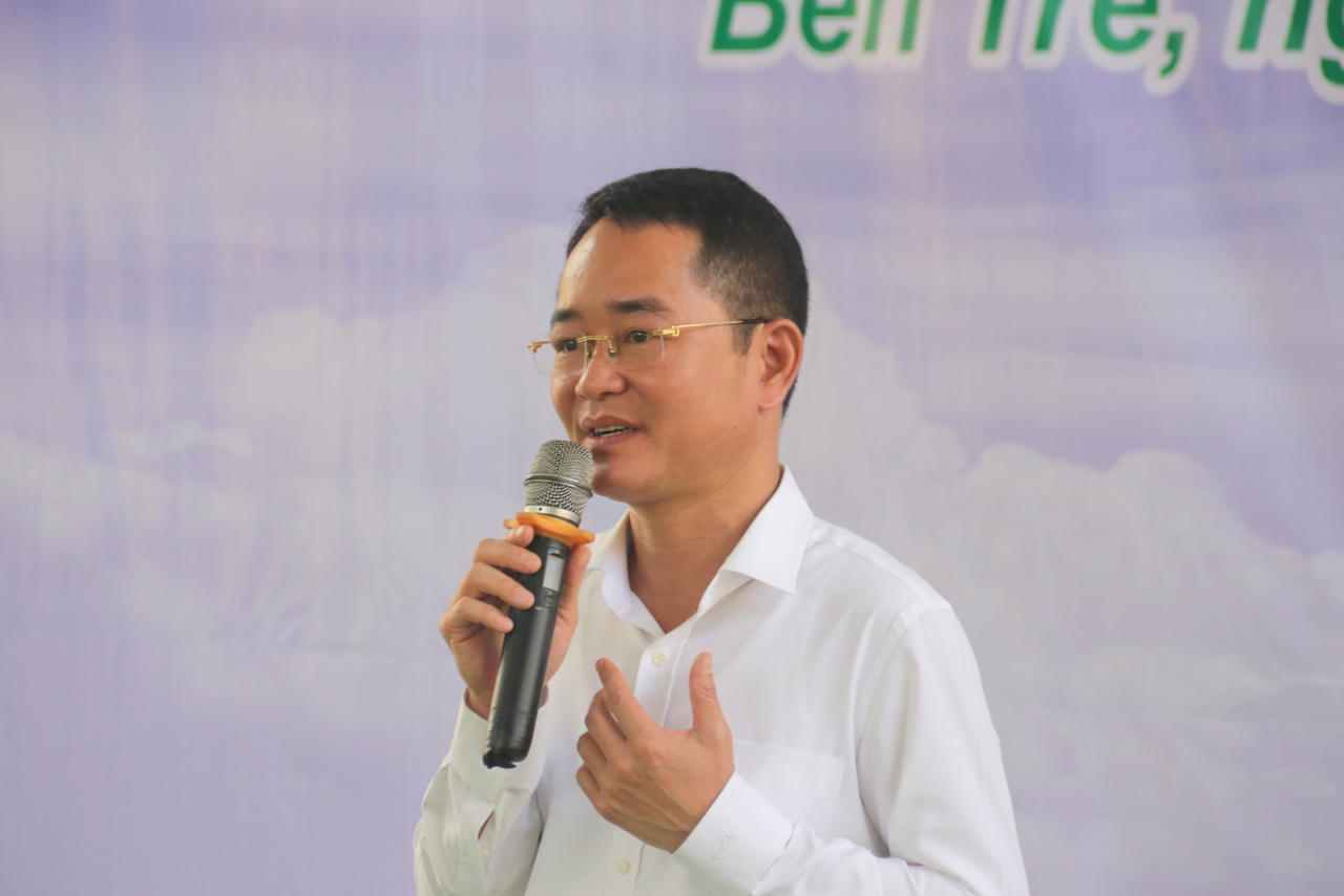 Báo Pháp luật Việt Nam tổ chức chương trình 'Trao một cuốn sách - Tặng một tương lai' ở quê hương Đồng Khởi