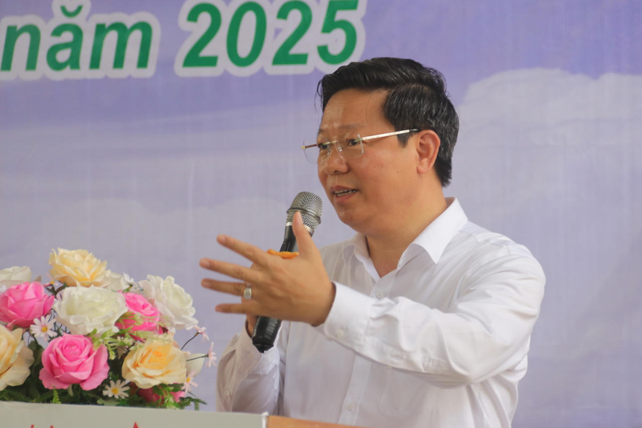 Báo Pháp luật Việt Nam tổ chức chương trình 'Trao một cuốn sách - Tặng một tương lai' ở quê hương Đồng Khởi