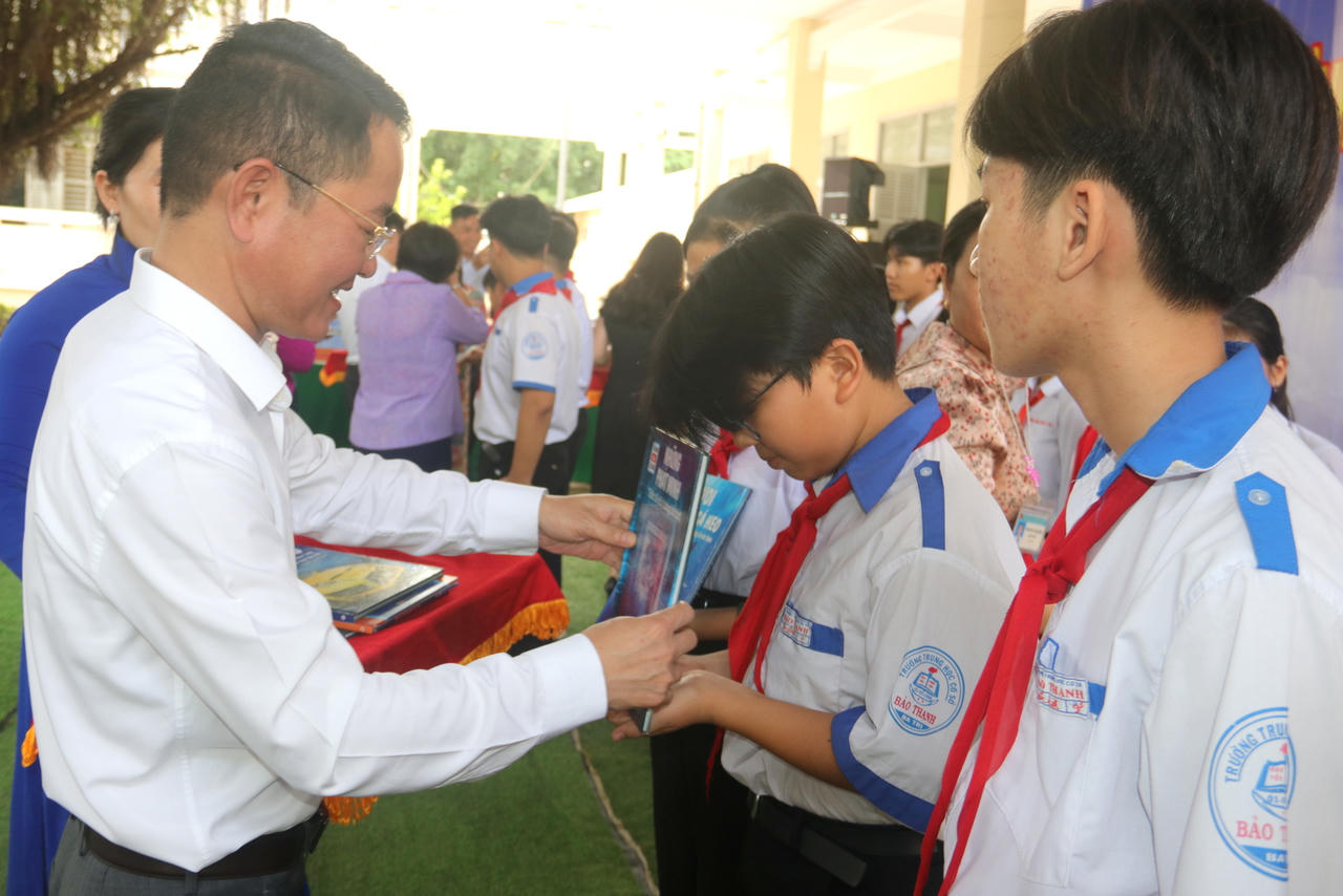 Báo Pháp luật Việt Nam tổ chức chương trình 'Trao một cuốn sách - Tặng một tương lai' ở quê hương Đồng Khởi