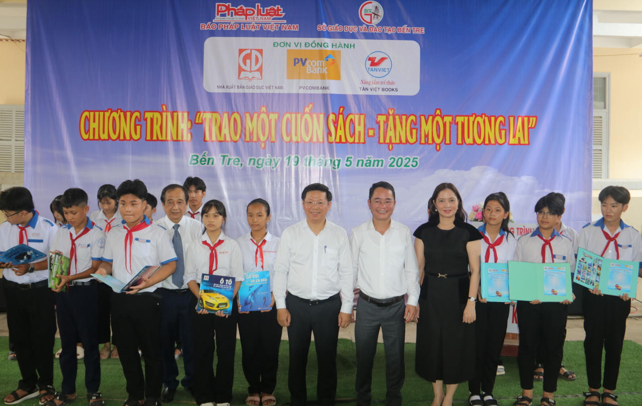 Báo Pháp luật Việt Nam tổ chức chương trình 'Trao một cuốn sách - Tặng một tương lai' ở quê hương Đồng Khởi