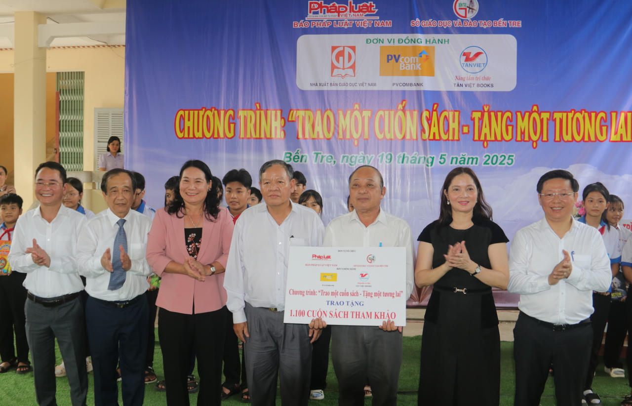 Báo Pháp luật Việt Nam tổ chức chương trình 'Trao một cuốn sách - Tặng một tương lai' ở quê hương Đồng Khởi