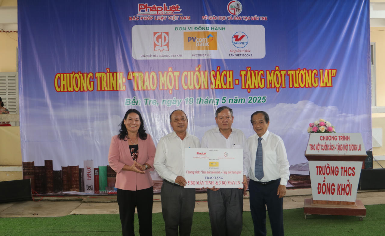 Báo Pháp luật Việt Nam tổ chức chương trình 'Trao một cuốn sách - Tặng một tương lai' ở quê hương Đồng Khởi