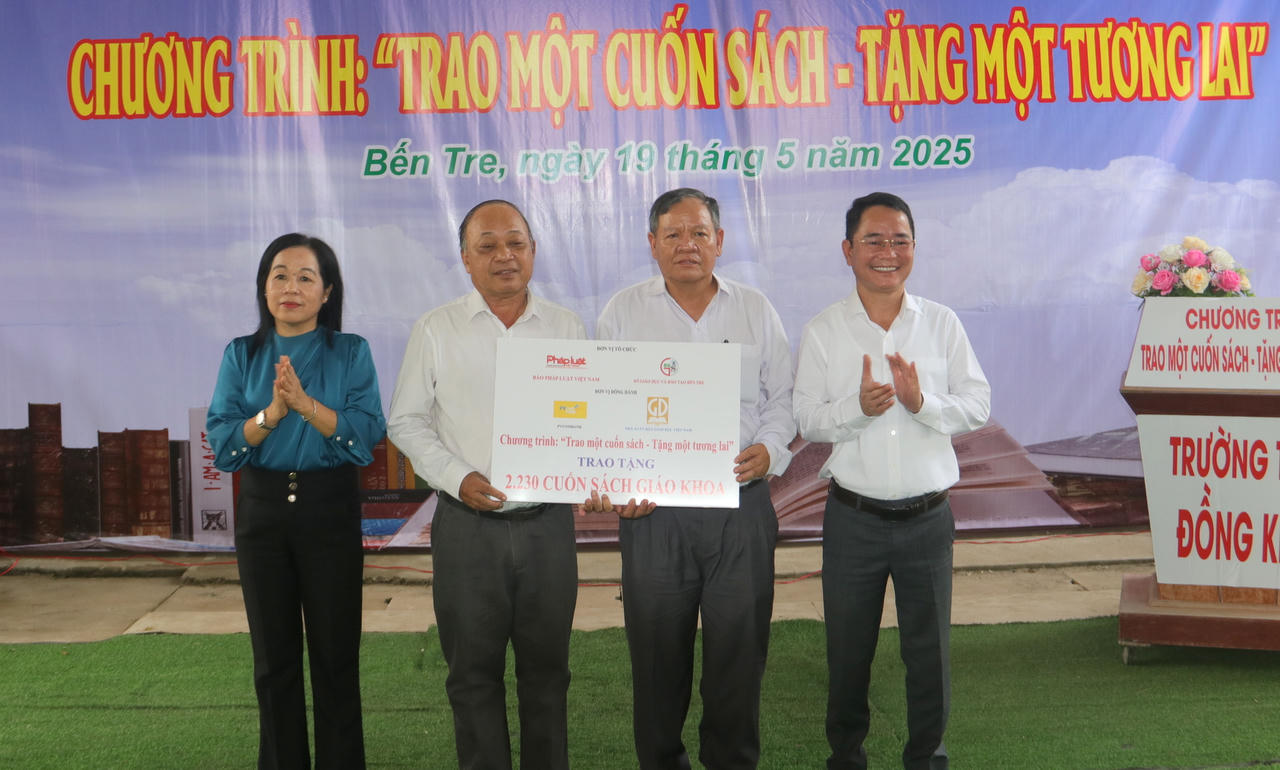 Báo Pháp luật Việt Nam tổ chức chương trình 'Trao một cuốn sách - Tặng một tương lai' ở quê hương Đồng Khởi
