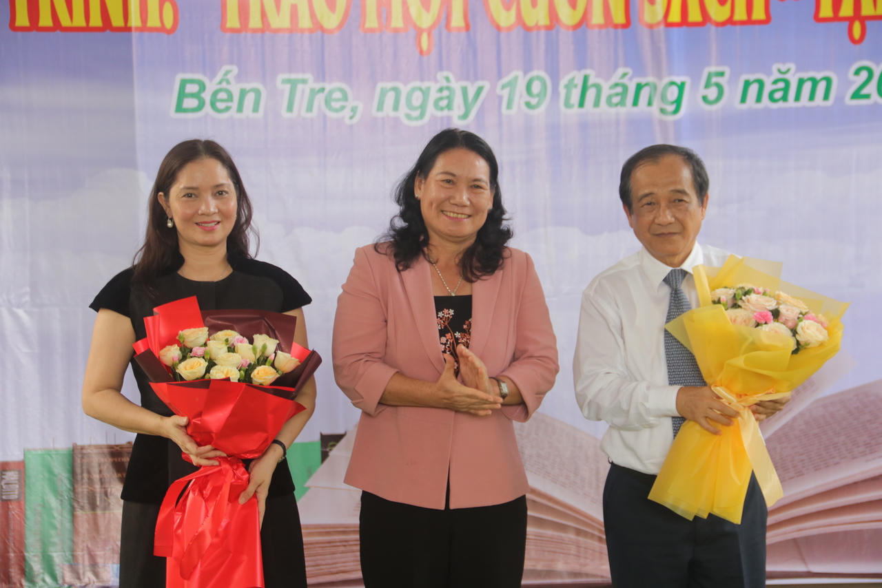 Báo Pháp luật Việt Nam tổ chức chương trình 'Trao một cuốn sách - Tặng một tương lai' ở quê hương Đồng Khởi