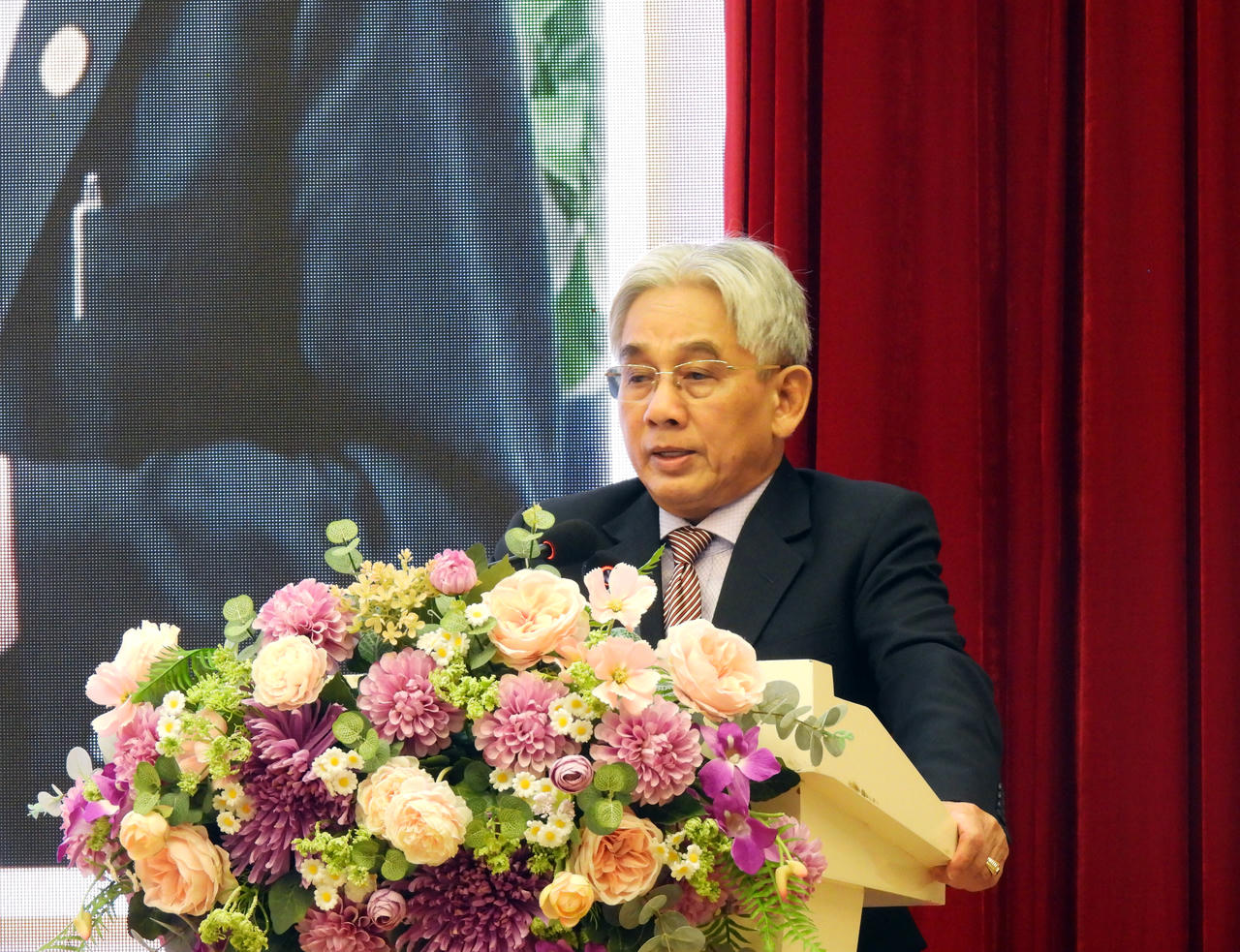 Trường Đại học Cửu Long trao bằng tốt nghiệp cho gần 370 tân cử nhân