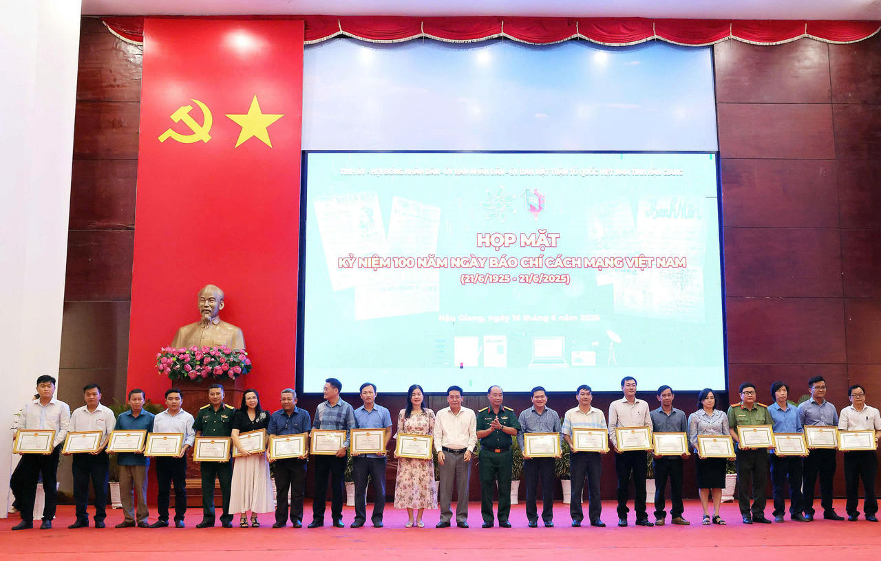 Chủ tịch UBND tỉnh Hậu Giang tặng Bằng khen cho Báo Pháp luật Việt Nam và Phóng viên 