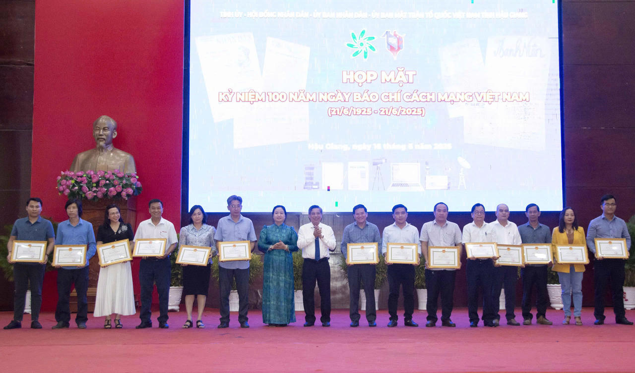 Chủ tịch UBND tỉnh Hậu Giang tặng Bằng khen cho Báo Pháp luật Việt Nam và Phóng viên 