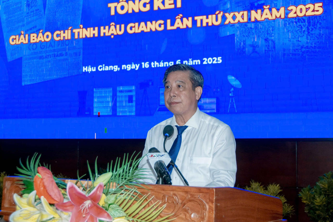 Chủ tịch UBND tỉnh Hậu Giang tặng Bằng khen cho Báo Pháp luật Việt Nam và Phóng viên 