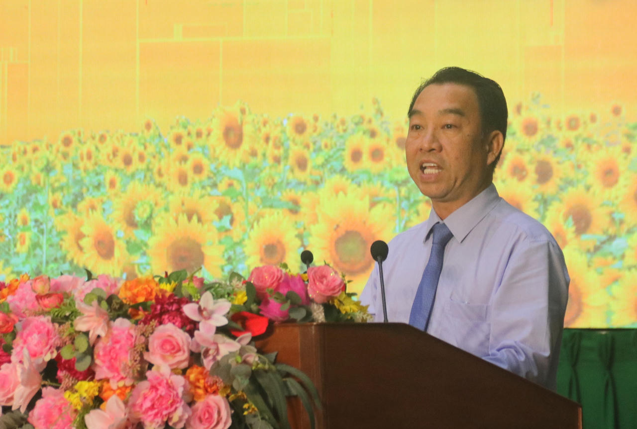 Chủ tịch UBND tỉnh Vĩnh Long tặng Bằng khen cho Báo Pháp luật Việt Nam 