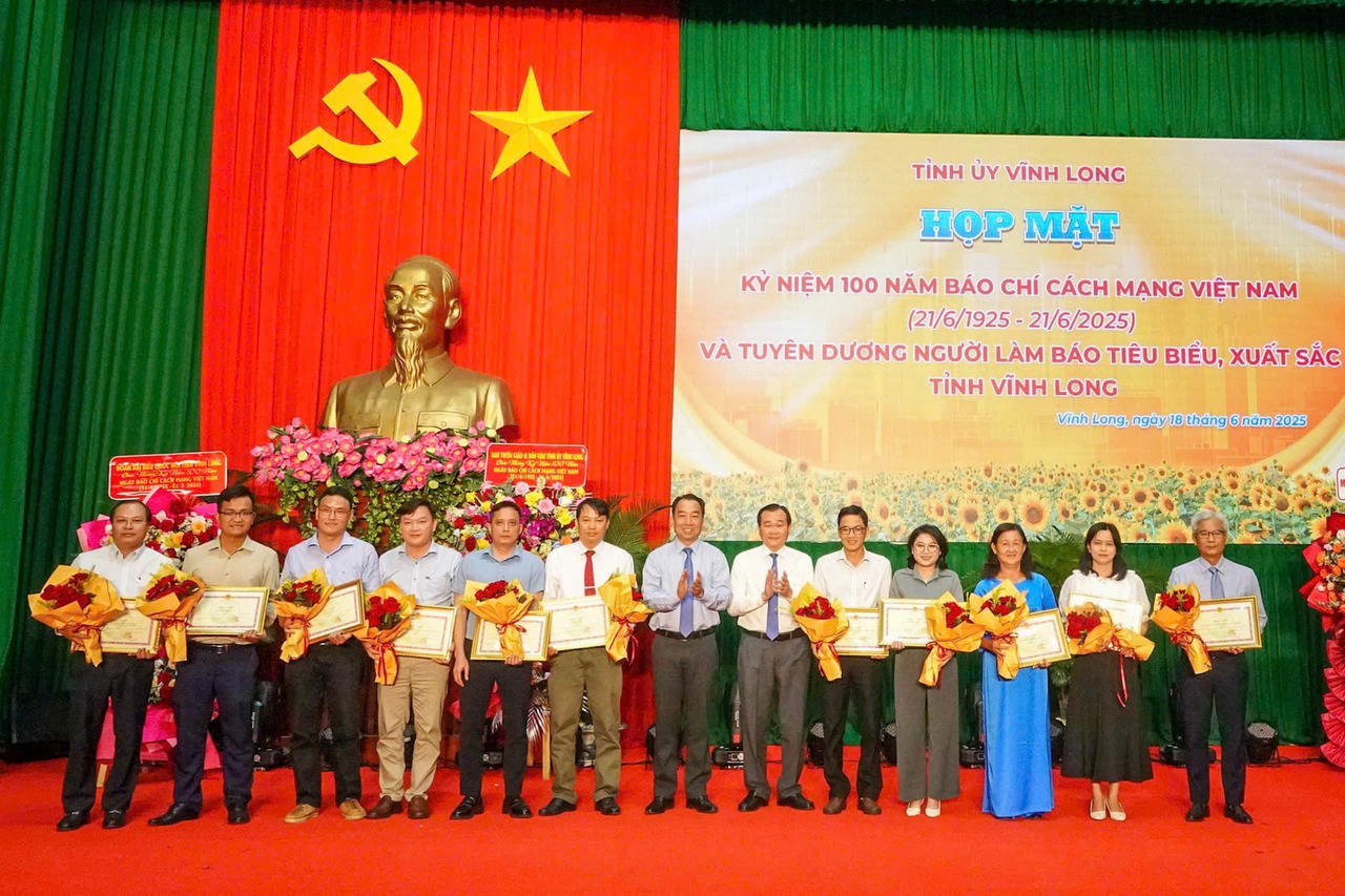 Chủ tịch UBND tỉnh Vĩnh Long tặng Bằng khen cho Báo Pháp luật Việt Nam 