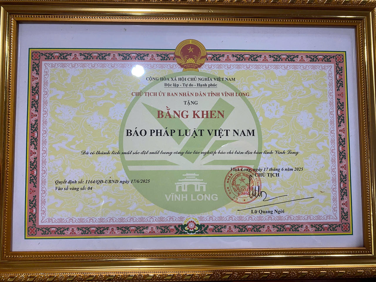 Chủ tịch UBND tỉnh Vĩnh Long tặng Bằng khen cho Báo Pháp luật Việt Nam 