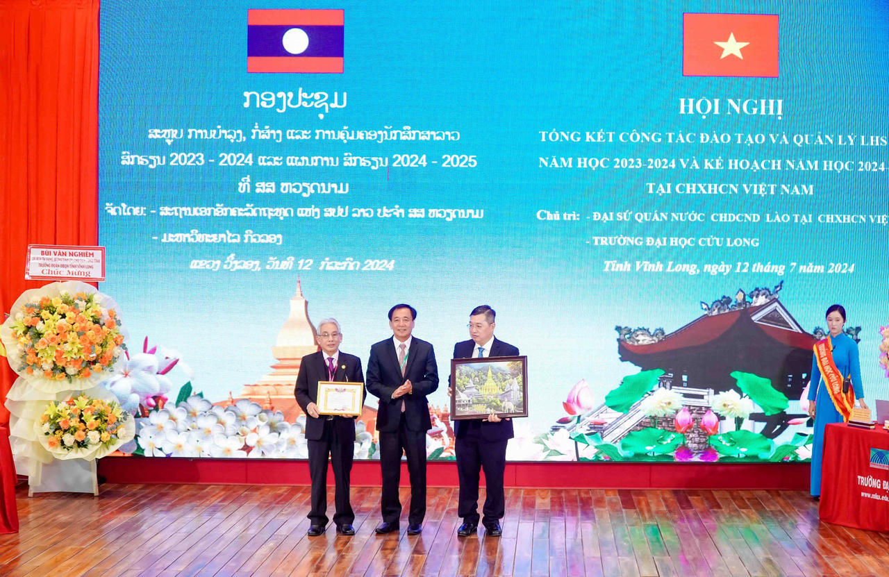 Trường Đại học Cửu Long tăng cường hợp tác đào tạo nguồn nhân lực cho nước CHDCND Lào 