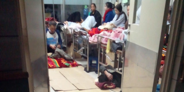 Vạ vật nuôi người thân giữa đêm đông Hà Nội