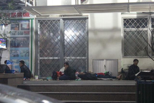 Vạ vật nuôi người thân giữa đêm đông Hà Nội