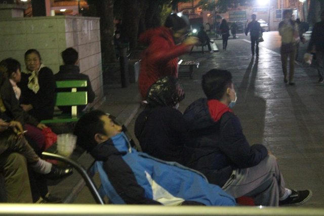 Vạ vật nuôi người thân giữa đêm đông Hà Nội