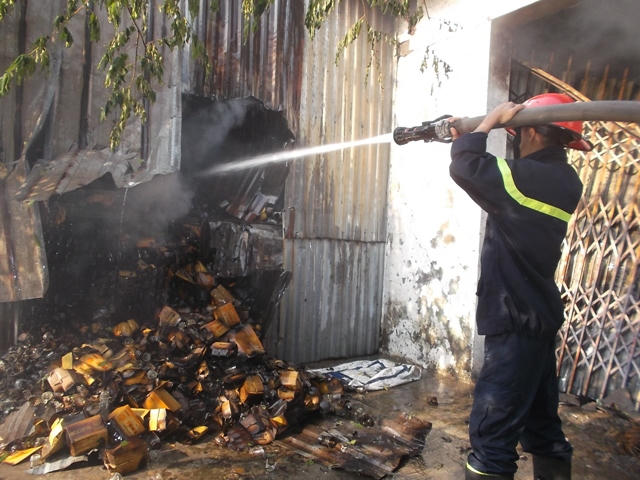 Hải Phòng: Cháy lớn ở xưởng nến