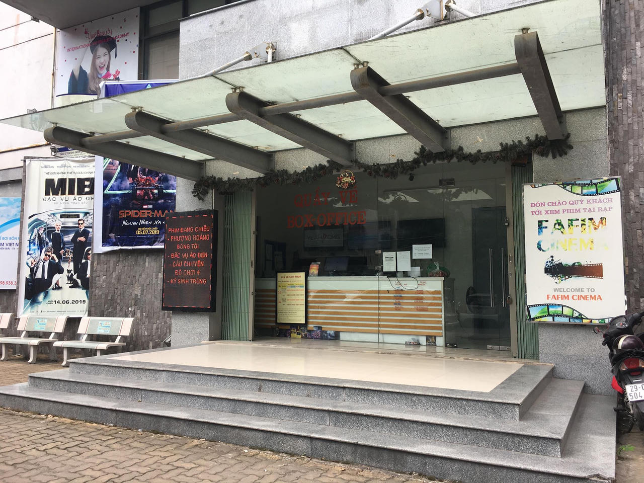 Nhiều rạp Hà Nội 'cháy vé', Fafilm sao vắng khách?