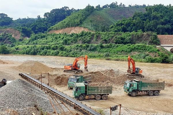 Kiểm tra vi phạm tại các dự án khai thác cát trên sông Hồng ở Lào Cai