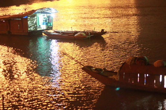 Tìm xác nạn nhân bị bác sĩ ném xuống sông trong đêm