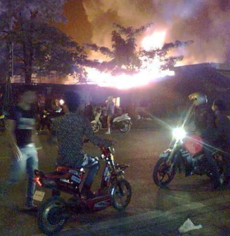 Hàng trăm kiốt tại Quảng Ninh bị lửa thiêu