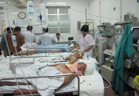 Rơi vật liệu xây dựng, 3 công nhân nguy kịch