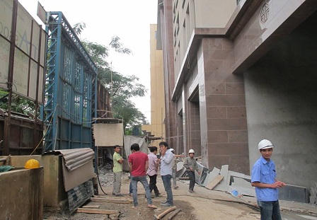 Rơi vật liệu xây dựng, 3 công nhân nguy kịch