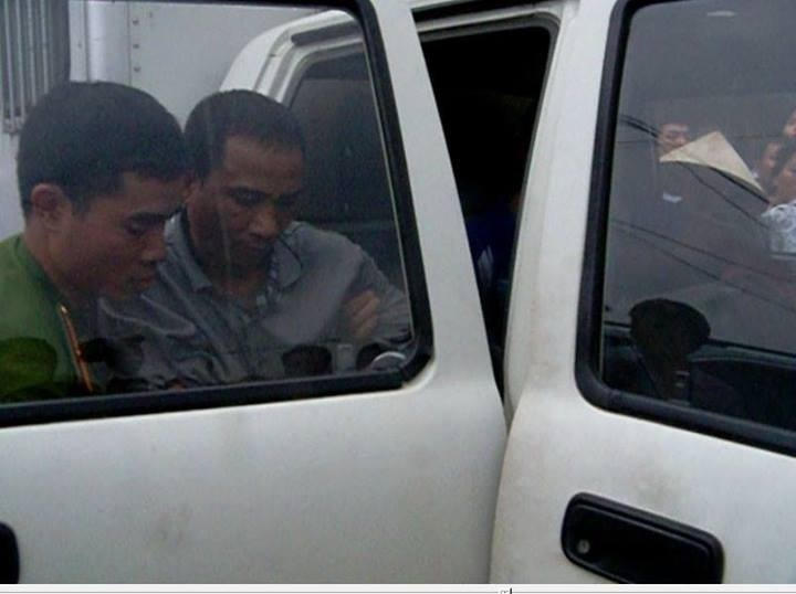 Bắt đối tượng mang súng và 40 bánh nghi là ma tuý 