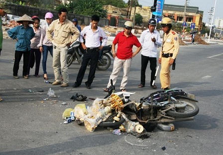 Ô tô nghiền nát đầu xe máy, một người nguy kịch