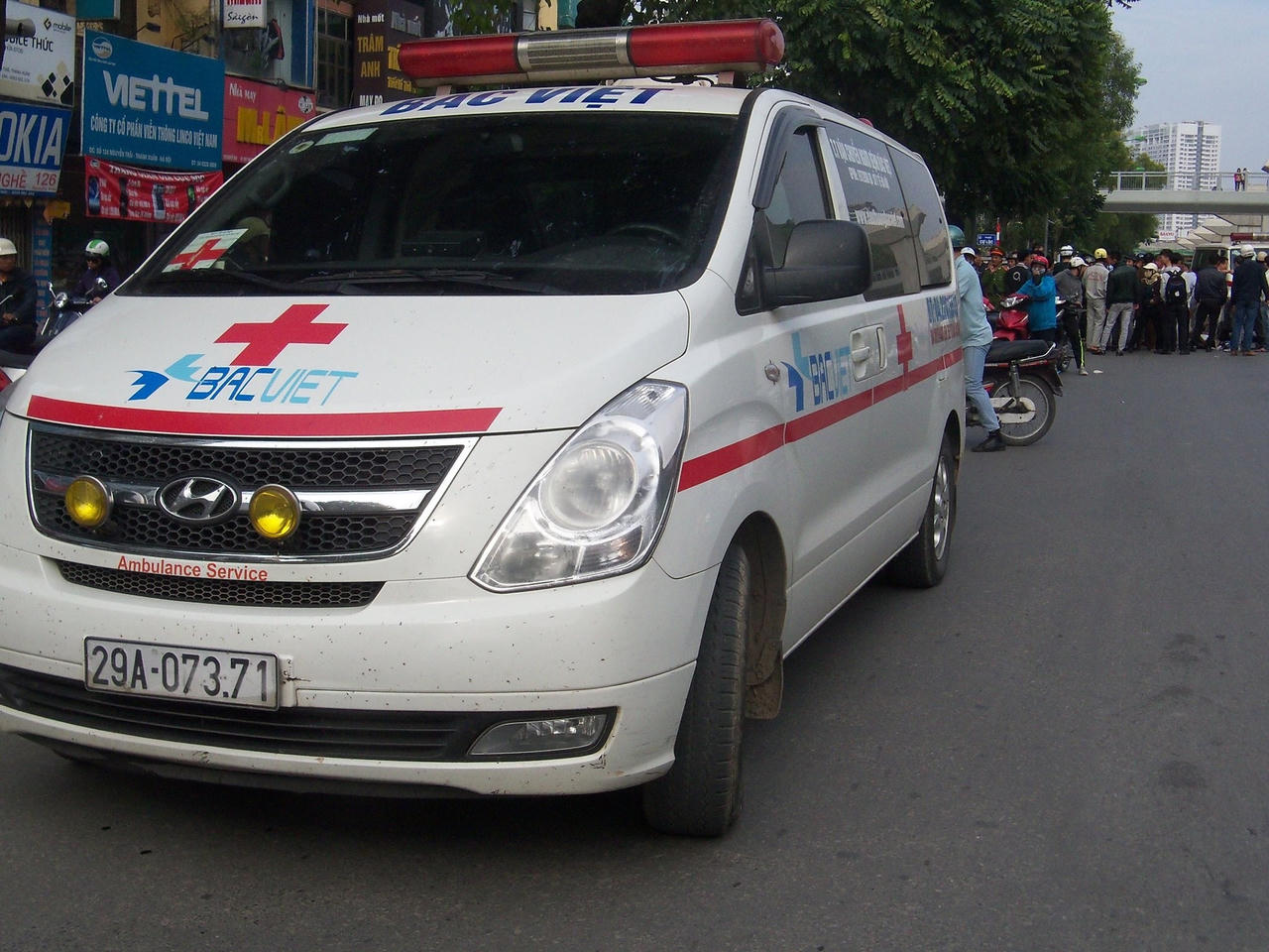 Va chạm xe cứu thương, một người nguy kịch