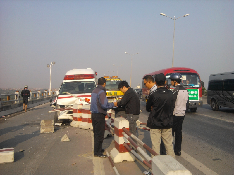 Mất lái, xe cứu thương tông nát dải phân cách