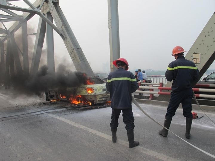 Ô tô cháy rừng rực trên cầu Chương Dương