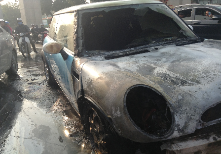 Xế hộp phát hoả, người đi đường hoảng sợ