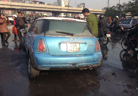 Xế hộp phát hoả, người đi đường hoảng sợ