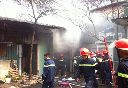 Kho hàng mỹ phẩm phát hỏa giữa thủ đô