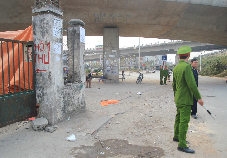 Thảm khốc: Đôi nam nữ bay qua thành cầu Vĩnh Tuy