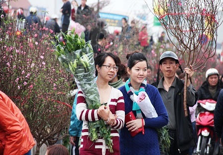 Rừng người đi chợ hoa Tây Hồ sắm Tết