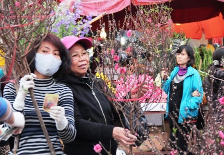 Rừng người đi chợ hoa Tây Hồ sắm Tết