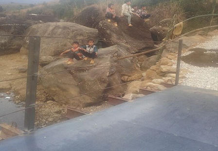 Xúc động đi trên cầu tạm thay cầu tang tóc Chu Va 6  