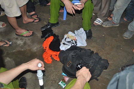 Bàng hoàng phát hiện xác chết "ngồi lái xe" dưới mương nước