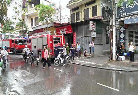 Quán cafe bốc cháy, người dân hoảng loạn