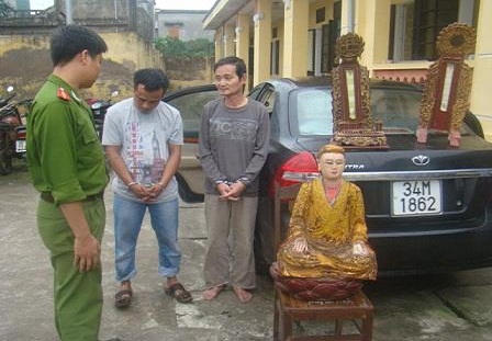 Bắt giữ 2 đối tượng chuyên ăn cắp cổ vật