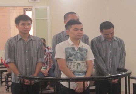 Lĩnh án vì ghẹo gái ngoài phòng hát