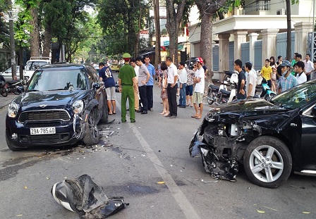 Xe sang gây tai nạn liên hoàn tại Hà Nội
