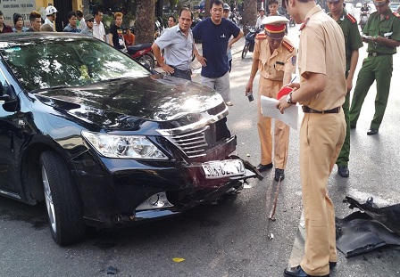 Xe sang gây tai nạn liên hoàn tại Hà Nội