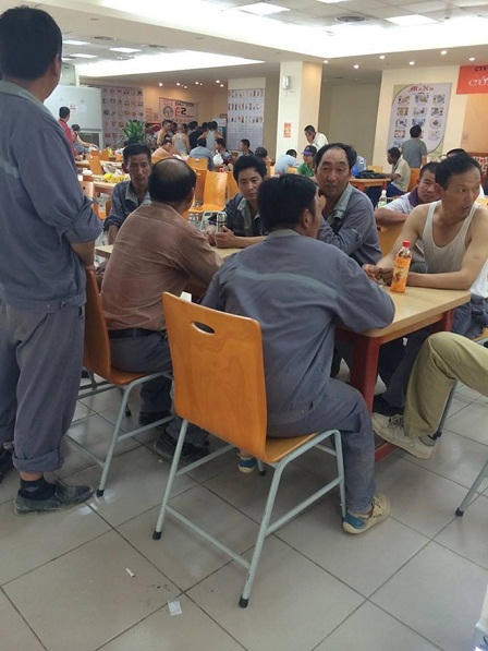 Người dân Việt Nam đang chia sẻ khó khăn với công nhân TQ ở Vũng Áng