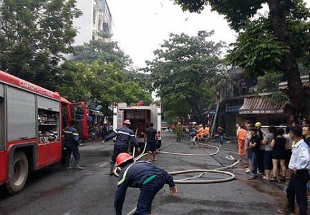 Bùng phát đám cháy trên phố Phủ Doãn